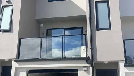 Brand new townhouse with great location - Photo 2