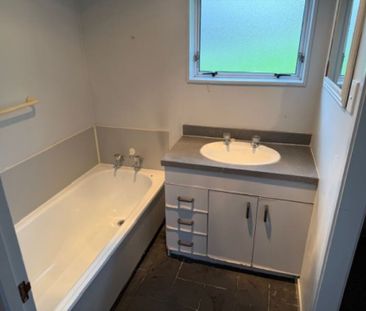 A Real Honey in the Heart of Waiuku - Photo 5