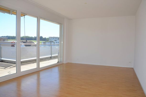 "grosszügige, moderne 2.5-Zimmer-Attika-Wohnung mit grosser Dachterrasse" - Photo 1