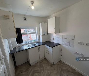 2 bedroom end of terrace house to rent - Photo 3