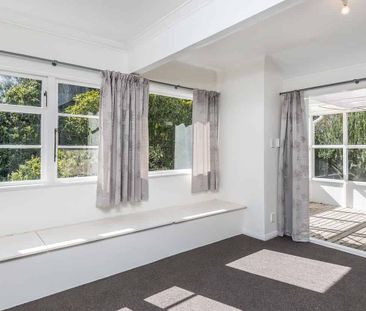 3 Bedroom double bathroom Centralised heat/cool - Photo 2