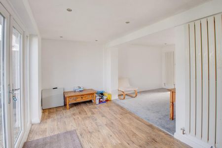 3 bedroom detached house to rent - Photo 3