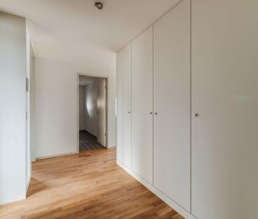 Moderne Architektur: 4.5-Zimmer-Wohnung im offenen Riegelbau - Photo 6