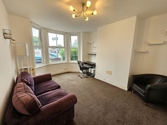 One bedroom ground floor flat - Photo 1