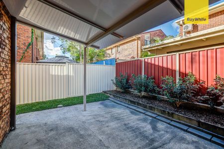 Spacious 2-Bedroom Townhouse in Prime Location - Photo 3