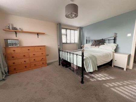 4 bedroom semi-detached house to rent - Photo 4