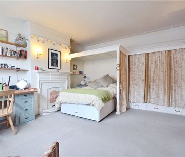 A lovely one bedroom garden flat with great space located mins from... - Photo 4