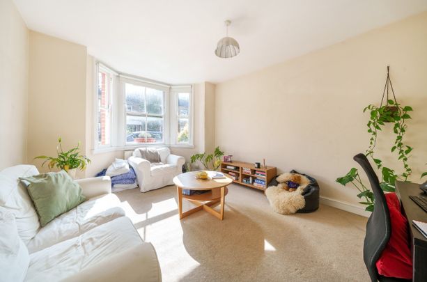 Flat to rent - South Island Place, London, SW9 - Photo 1