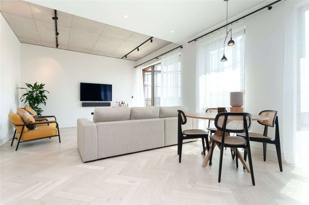 Immaculately presented, two double bedroom apartment, in an incredible part of East London. - Photo 1