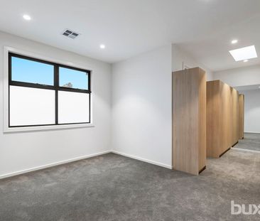 AS NEW & BRILLIANTLY ACCOMMODATING! - Photo 2