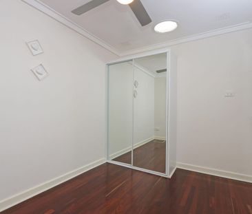 Beautifully Renovated 2 x 1 Unit located in Como - Photo 4