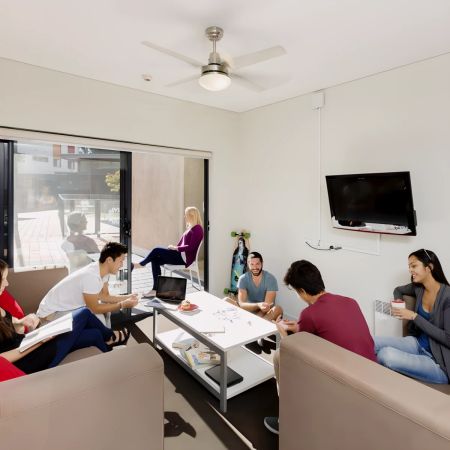 Five Bedrooms Poolside - Photo 2