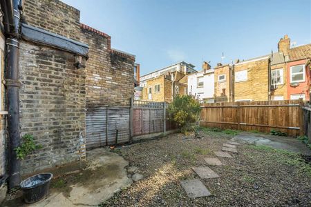 4 bedroom flat to rent - Photo 5