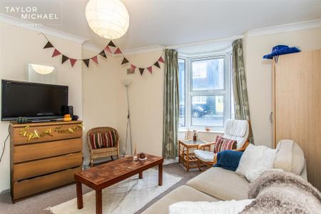 4 bedroom end of terrace house to rent - Photo 4