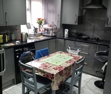 Room in a Shared House, Heald Place, M14 - Photo 1