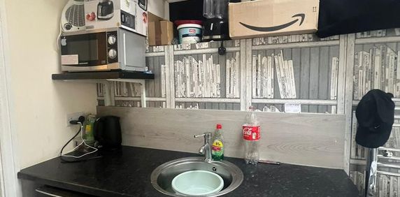 1 bedroom in a house share to rent - Photo 2