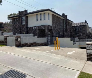 Modern 2-Bedroom Townhouse - Walk to Station, Shops & Schools!! - Photo 6