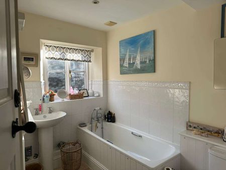 An Attractive Traditional stone Grade II listed Farmhouse set in enclosed grounds, in the village of Stanton Harcourt. - Photo 5