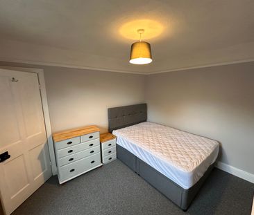 4 or 5 bedroom house - Photo 2
