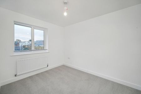 4 bedroom semi-detached house to rent - Photo 4