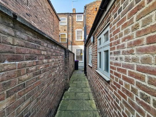 1 bedroom in a house share to rent - Photo 1
