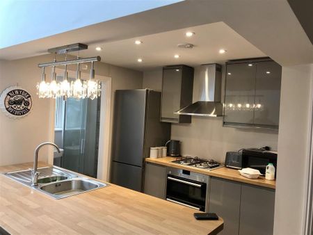 4 bedroom end of terrace house to rent - Photo 3