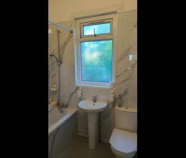 3 Bed Semi-Detached House, Norwich Road, CR7 - Photo 2