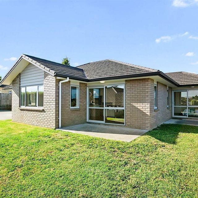 Modern home recently refreshed - Photo 1