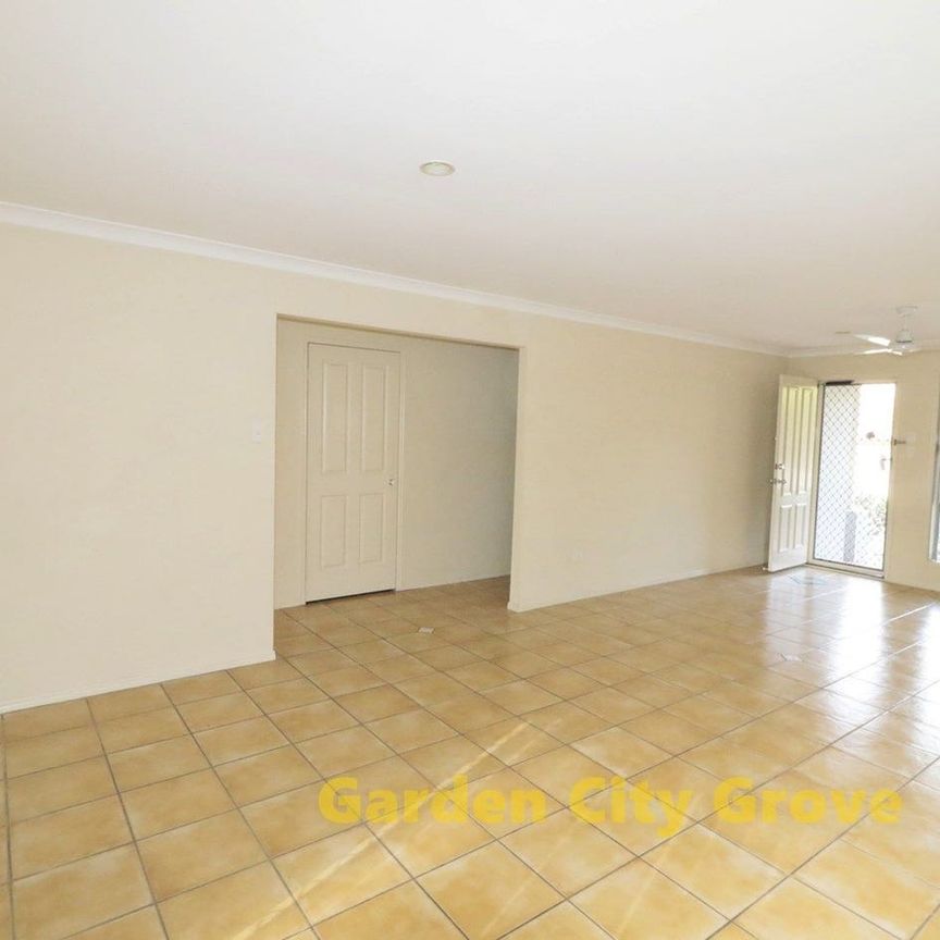 Spacious new painting villa at 25 Buckingham Place Eight Mile Plains - Photo 1