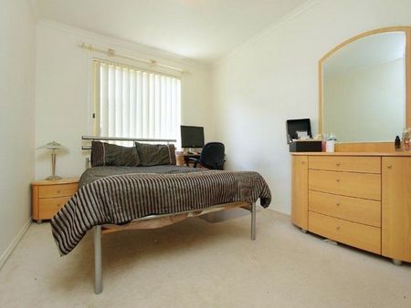 LARGE 3 BEDROOM UNIT WITH DOUBLE GARAGE - Photo 3
