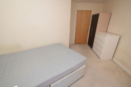 3 bedroom apartment to rent - Photo 4