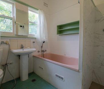 Spacious Three Bedroom House - Photo 3