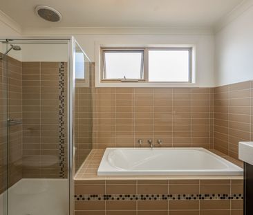 Spacious 3-Bedroom Townhouse - Photo 5