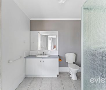 Spacious Family Home in Hoppers Crossing! - Photo 4