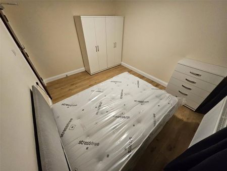 8 bedroom semi-detached house to rent - Photo 3