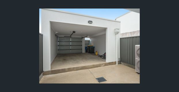 Modern 2 Bedrooms Plus Study Town House In Sought After Location - Photo 1