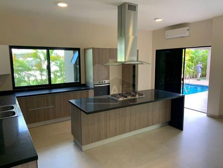 REF. 1734/517 - Casa en Venta Lagos del Sol Residencial de 4 recs, 1 oficina y 4.5 baños, Cancún Quintana Roo - Foto 4