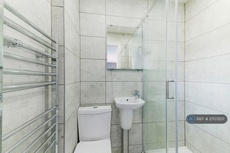 1 bedroom in a house share to rent - Photo 5