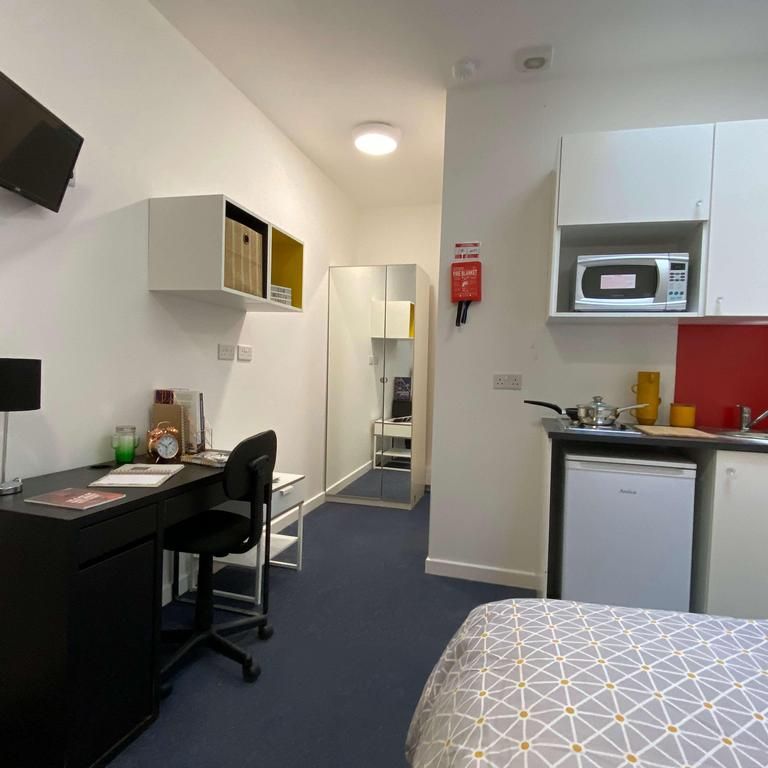 1 bedroom private hall to rent - Photo 1