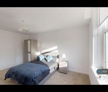 3 bedroom flat to rent - Photo 4