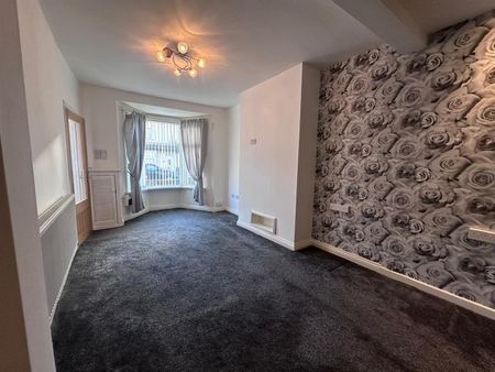 3 bed terraced house to rent in Lyndhurst Road, Burnley, BB10 - Photo 3