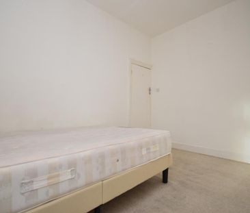 3 bedroom end of terrace house to rent - Photo 4