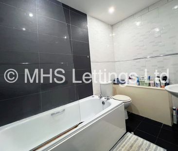 8 Bedroom Mid Terraced House for rent in Regent Park Avenue - Photo 4