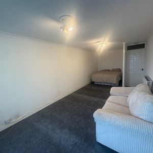 213, Sandown Court, Preston - Photo 3