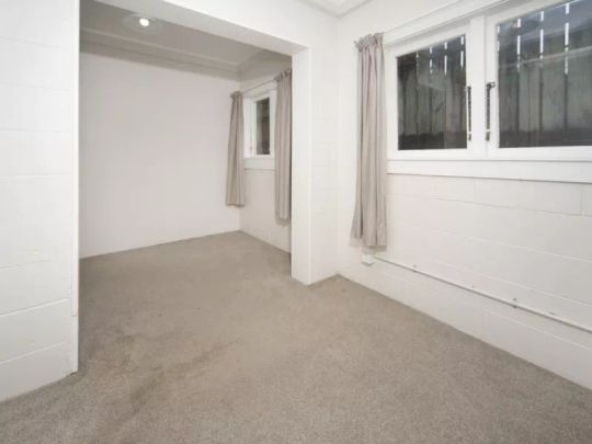 SIX BEDROOM FLAT IN HEART OF GREY LYNN AVAIL END JAN 2024 - Photo 1