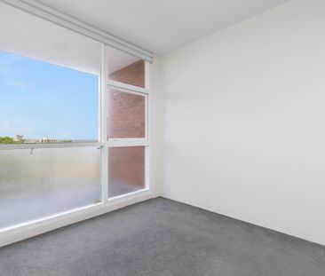 ONE BEDROOM APARTMENT WITH HARBOUR BRIDGE VIEWS - Photo 4