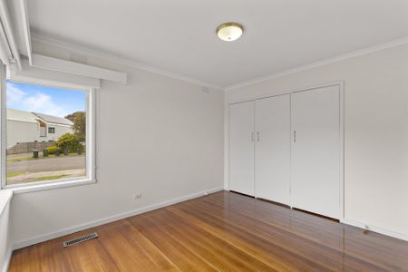 Spacious Family Living in Prime Mount Waverley Location - Photo 3