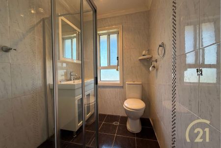 Spacious Home with Pool Moments from Liverpool CBD&excl; - Photo 4