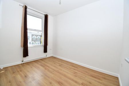 3 bedroom flat to rent - Photo 3