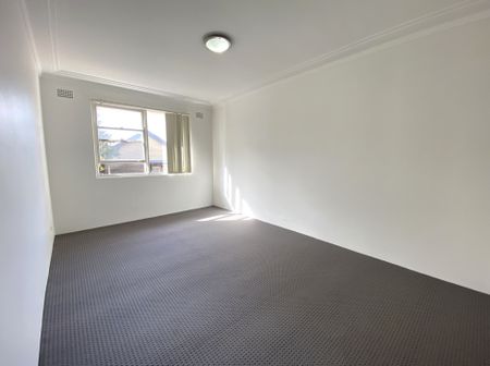 Spacious one bedroom apartment in a Small Block - Photo 3